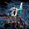 Rettungskräfte laden nahe des Eingangs zur Riesending-Höhle Ausrüstung in einen Hubschrauber. Foto: Nicolas Armer