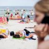 Smartphones können im Urlaub geklaut werden oder Schaden nehmen. Besser, man macht vorher eine Datensicherung bzw. notiert wichtige Infos auf einem Zettel. Foto: Daniel Naupold
