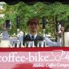 Jungunternehmer Stefan Kienler hat sein Kaffee-Hauptquartier auf dem Friedrichsplatz aufgeschlagen. Nun bleibt abzuwarten, ob die Geschichte seines Coffee-Bikes auch im kommenden Jahr in der Fächerstadt weitergeht.