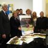 Sponsoren und Initiatoren präsentieren stolz den "Familienkalender 2015": (von links) Wolfgang Müller von der BBBAnk, Stiftungsvorsitzende Barbara Schäfer Wiegand, Daniel Walter von "Idee und Form Werbeagenturen", Christian Welling vom Volkswagenzentrum, OB Frank Mentrup, "Hänsel+Gretel"-Geschäftsführer Jerome Braun, sowie Sabine Bäumer von der Eisbär-Apotheke und HUST-Geschäftsführer Michael Trust.