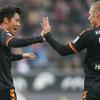 Hiroki Yamada (l) klatscht sich mit KSC-Kollege Rouwen Hennings ab. Foto: Axel Heimken