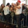 "Bitte lächeln!": Florian David Fitz (rechts) und Schauspielkollegin Victoria Mayer (links) nehmen sich bei der Filmpremiere in Karlsruhe viel Zeit für ihre Fans.