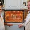 Modellbauer Uwe Habermann (rechts) vor seinem Miniatur-Bernsteinzimmer mit Autor Dr. Peter Detlev Kirmsse (91), der 1943 als Neunjähriger noch das Original im Königsberger Schloss gesehen hat.