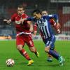 Manuel Konrad (FSV Frankfurt) und Hiroki Yamada (Karlsruher SC) im Zweikampf