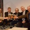 Willy Schmidt, GF Privatbrauerei Hoepfner überreicht Waldemar Fretz symbolisch den "Haustrunk".