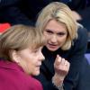 Frauen in Führungspositionen: Angela Merkel und die Ministerin Manuela Schwesig nach der Abstimmung im Bundestag. Foto: Soeren Stache
