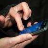 Durch Smartphones gibt es «neue kulturelle Rituale». Foto: Peter Kneffel/Archiv