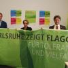 Oberbürgermeister Frank Metrup, Kulturamtsleiterin Susanne Asche und Moderator Markus Brock (v.r.) "zeigen Flagge für Toleranz und Vielfalt".