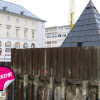Die Pyramide wird auch über die Dauer des Stadtgeburtstages eingehüllt bleiben.