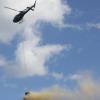 Helikopter bei der Ausbringung des Kalkmaterials.