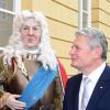 Bundespräsident Joachim Gauck neben einer Nachbildung von Markgraf Karl Wilhelm. Foto: Uli Deck