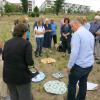 Architekt Stefan Helleckes (rechts) erläutert den Besuchern die spätere Gartengestaltung.