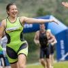 Zahlreiche Teilnehmerinnen und Teilnehmer messen sich am Sonntag (15.06.25) beim Lifestyle Würzburg Triathlon rund um den Erlabrunner See im Schwimmen, Radfahren und Laufen.