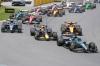 George Russell behauptet sich am Start vor Max Verstappen.