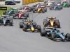 George Russell behauptet sich am Start vor Max Verstappen.