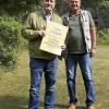Ingo Göllner (BLSV Kreisverband Schweinfurt) überreicht die Ehrenurkunde zum 75. für die Familiensportgemeinschaft Mainland e.V. an deren 1. Vorsitzenden Jörg Linden.