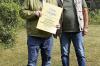 Ingo Göllner (BLSV Kreisverband Schweinfurt) überreicht die Ehrenurkunde zum 75. für die Familiensportgemeinschaft Mainland e.V. an deren 1. Vorsitzenden Jörg Linden.