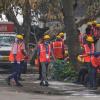 Arbeiter sind an der Absturzstelle im Einsatz.