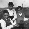 Der körperbehinderte Albert Fröhlich (links, sitzend) und seine Brüder Hans und Max.