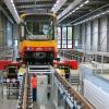 Auf diese neue Maschine kommen zukünftig Karlsruher Bahnen mit verschlissenen Radsätzen.