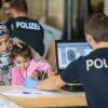 Ein Beamter der Bundespolizei nimmt Fingerabdrücke von einer syrischen Flüchtlingsfrau mit deren Tochter. (Symbolbild)