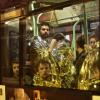 Überlebende werden aus der Umgebung der Pariser Konzerthalle Bataclan weggebracht, wo die Terroristen um sich geschossen hatten. Foto: Christophe Petit Tesson