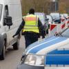 Beamte der Bundespolizei kontrollieren an einem Grenzübergang Autos bei der Einreise aus Frankreich. (Symbolbild)