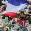 Ein Ort der Trauer: Blumen und Kerzen vor dem Pariser Club Bataclan. Foto: Julien Warnand