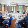 An einem Runden Tisch ist die G7 sich zumindest räumlich sehr nahe. An einem Runden Tisch ist die G7 sich zumindest räumlich sehr nahe.