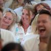 Zahlreiche Menschen besuchen am Montag (16.06.25) die White Party auf dem Hofschoppenfest im Innenhof des Bürgerspitals in Würzburg.