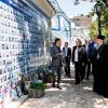Landtagspräsidentin Ilse Aigner an der Wand der Erinnerung, rechts Epiphanius, Metropolit der orthodoxen Kirche der Ukraine.
