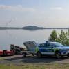 Auf der Suche nach einer möglichen Großkatze bereitet die Polizisten am Geiseltalsee in Sachsen-Anhalt einen Einsatz vor, nachdem am Vorabend eine Warnmeldung über die Notfall-App NINA verbreitet worden war.