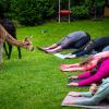 Yoga-Kurse an ungewöhnlichen Orten: Eine Yogalehrerin gibt eine Yogastunde neben Alpakas in Niedersachsen.