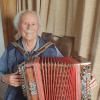 Im heimischen Wohnzimmer spielt Hermann Hartmann am liebsten auf der  Steirischen. Seine Tuba hat er im Probenraum der Wildpoldsrieder Musikkapelle deponiert. 