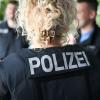 Die Polizei berät junge Leute an einem Stand zu Ausbildungs- und Karrieremöglichkeiten.