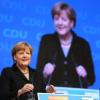 Angela Merkel begrüßt beim Beginn des Bundesparteitages die Delegierten. Foto: Michael Kappeler