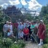 Die Gartenfreunde des OGV Erlabrunn im Garten von Evelyn Hatzung in Iphofen.