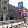Der Bereich um den Zebrastreifen am Kitzinger Stadtgraben wird umgebaut: Für Fußgänger wird es dadurch ein Stück sicherer. 