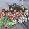Blumen und Kerzen zum Gedenken an das Opfer liegen vor einer Schule. Bei der Gewalttat in der Schule ist nach Angaben der Polizei eine Schülerin von einem Schüler getötet worden.