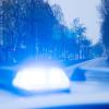 Ein Blaulicht leuchtet auf dem Dach eines Streifenwagens der Polizei. Ein Blaulicht leuchtet auf dem Dach eines Streifenwagens der Polizei.