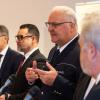 Jürgen Rieger (2.v.r.), Leiter des Polizeipräsidiums Offenburg, spricht während einer Pressekonferenz.