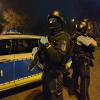 Bewaffnete Polizisten überwachten die Straßen in Rintheim. Die Einsatzkräfte fahndeten nach einer flüchtigen Person. Bewaffnete Polizisten überwachten die Straßen in Rintheim. Die Einsatzkräfte fahndeten nach einer flüchtigen Person.