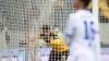 Dynamos Ransford-Yeboah Königsdörffer jubelt nach seinem Tor zum 2:1 gegen den KSC im Tor des Gegners.
