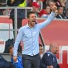 Trainer Christian Eichner von Karlsruhe gibt seiner Mannschaft Anweisungen. Trainer Christian Eichner von Karlsruhe gibt seiner Mannschaft Anweisungen.