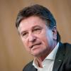 Manfred Lucha (Bündnis 90/Die Grünen) spricht bei einer Pressekonferenz. Manfred Lucha (Bündnis 90/Die Grünen) spricht bei einer Pressekonferenz.