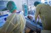 Krankenschwestern und Pflegekräfte arbeiten in einer Intensivstation mit Corona-Patienten. Krankenschwestern und Pflegekräfte arbeiten in einer Intensivstation mit Corona-Patienten.