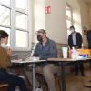 Die Leopoldschule führt die Selbsttests schon länger unter Beaufsichtigung durch. Vor Kurzem besuchte OB Mentrup die morgendliche Testung gemeinsam mit Schulleiter Thomas Krebs.