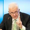 Ministerpräsident Winfried Kretschmann spricht während einer Regierungs-Pressekonferenz.