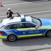 Ein Lkw ist am Dienstag, 17.6.2025, auf der A96 zwischen Leutkirch-West und Aichstetten gegen ein Pannenfahrzeug geprallt. Der Fahrer war laut Polizei am Steuer eingeschlafen.