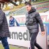 Christian Eichner (KSC Trainer) betritt das Spielfeld des Stadions.